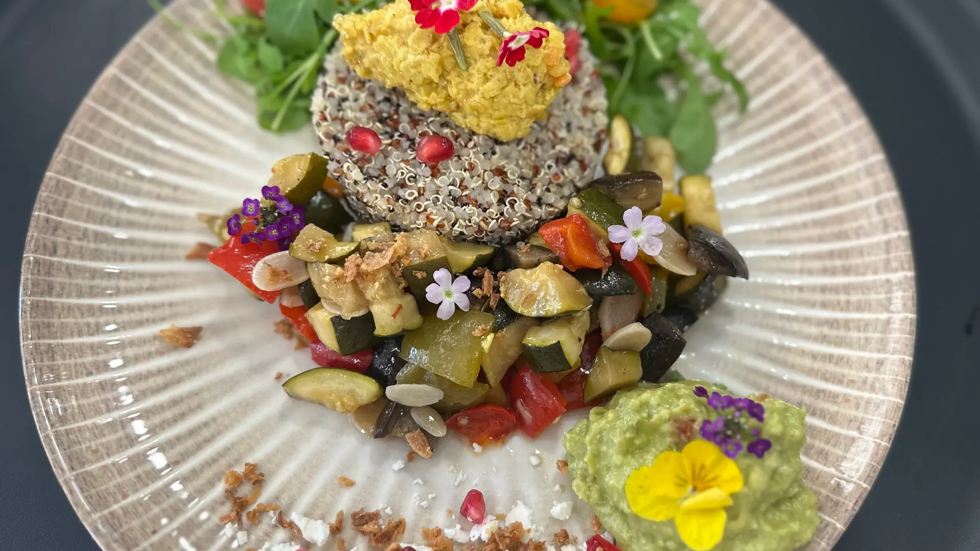 Quinoa, légumes rôtis, dhal de lentilles corail et féta :)