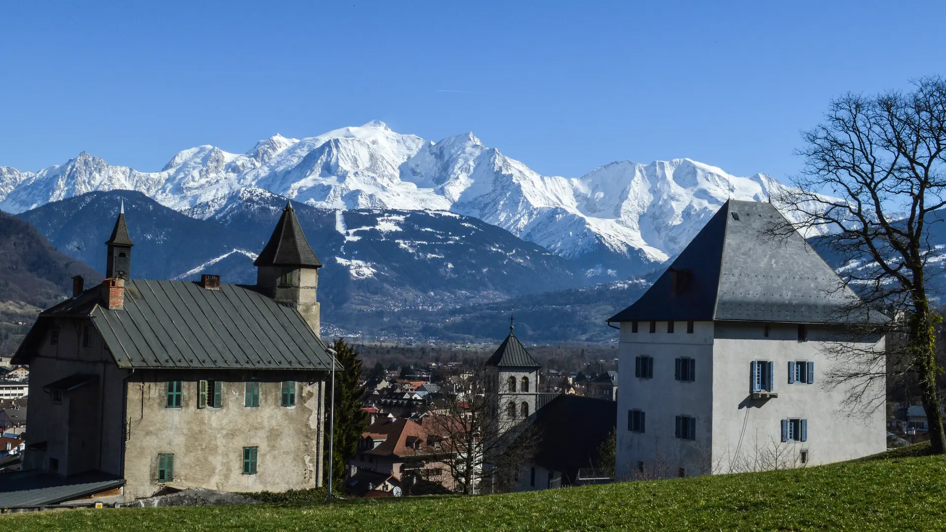 les Tours de la Frasse et de Disonche avec le clocher au centre