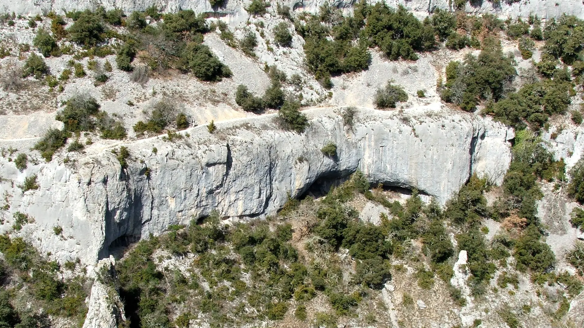 Sentier en corniche rive droite