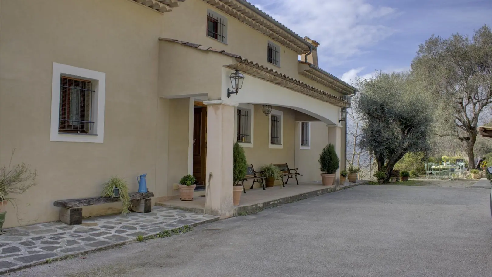 Entrée et parking Gîte la Maison Blanche à Blausasc Gîtes de France Côte d'Azur Alpes-Maritimes