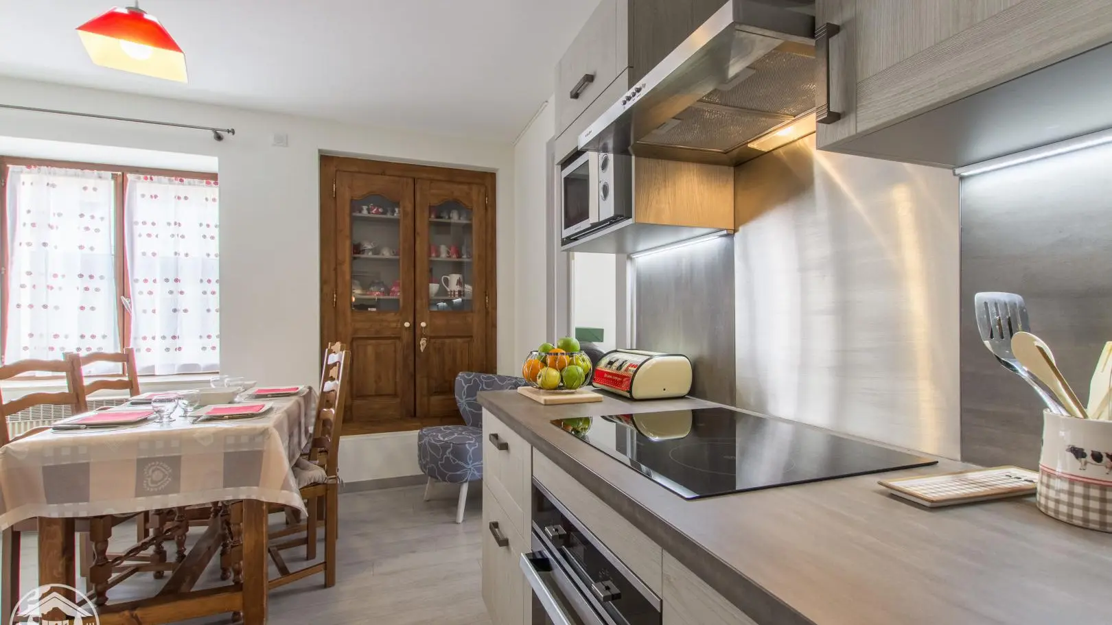 Vue cuisine depuis entrée