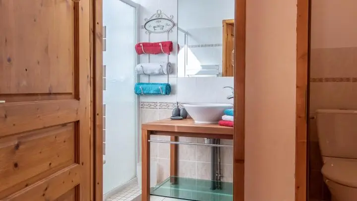 Chambre 3 avec accès salle d'eau et WC