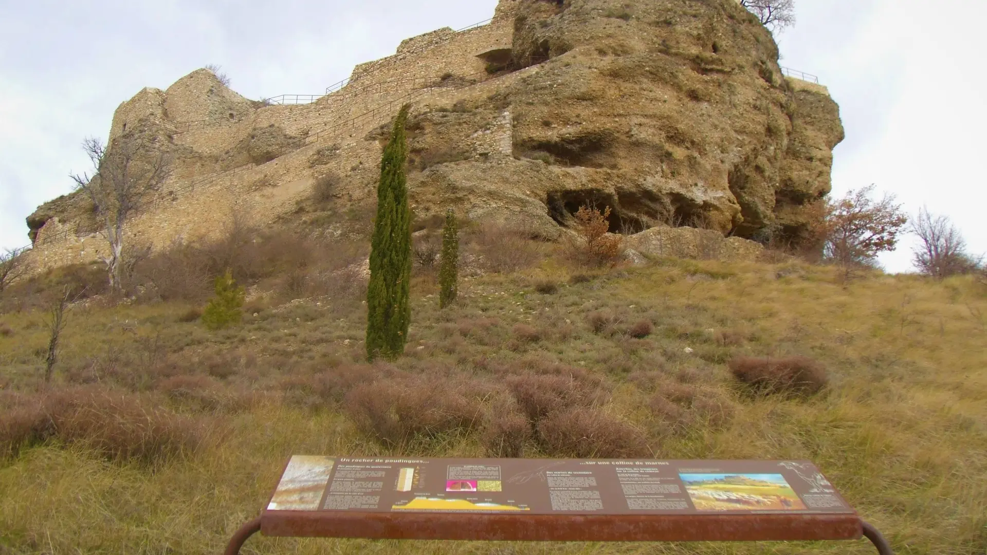 Table de lecture au pied du château