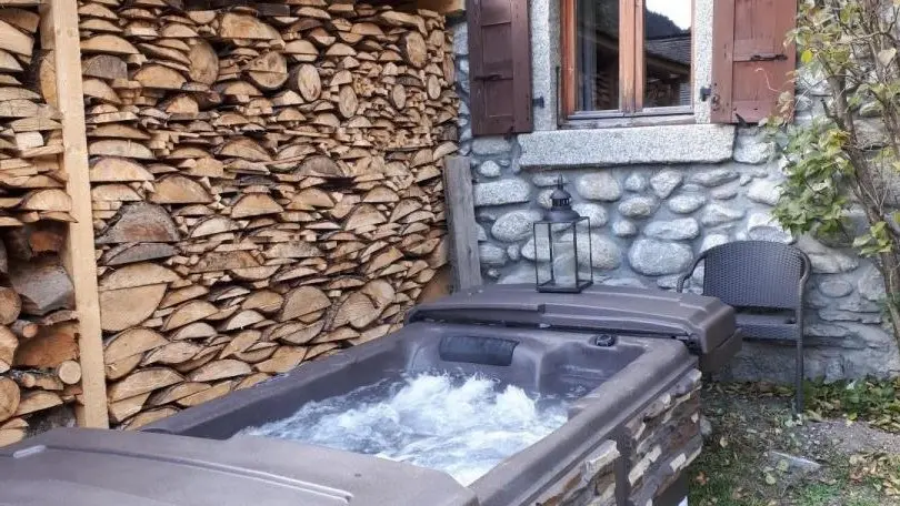 Le spa est privatif à la location et gratuit.