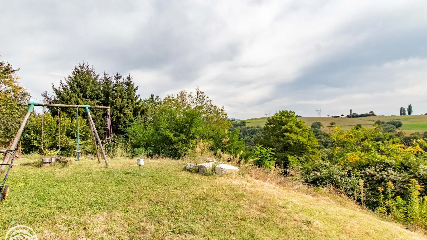 Terrain accessible aux clients des gîtes - de l'autre côté de la route
