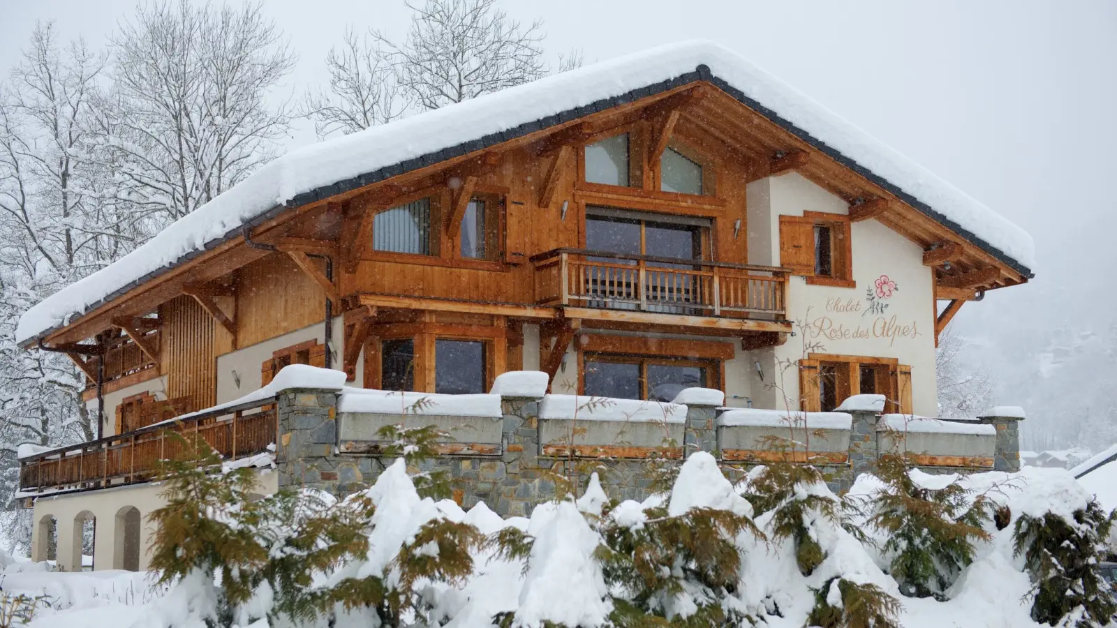 chalet sous la neige
