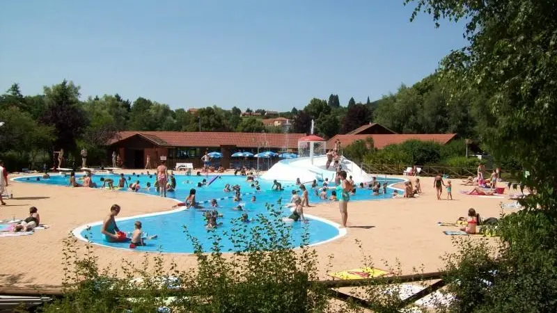 Piscine de Saint Just en Chevalet à 7 kms du gîte