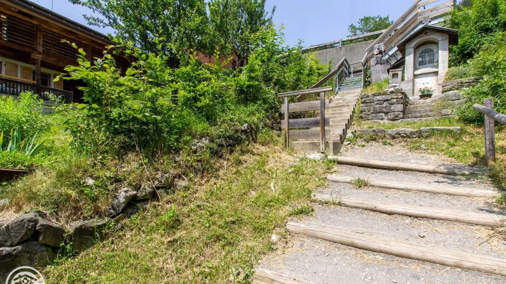 Chemin piétons permettant d?accéder au centre du village (200m) à côté du chalet