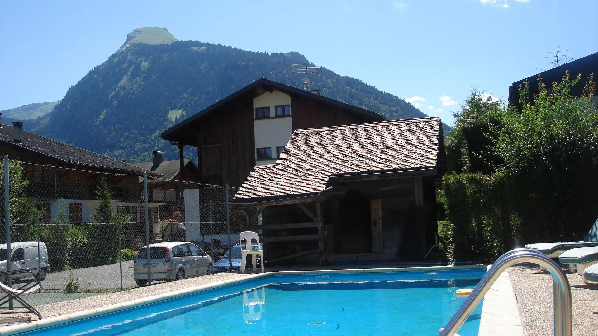 piscine de l'hôtel en été