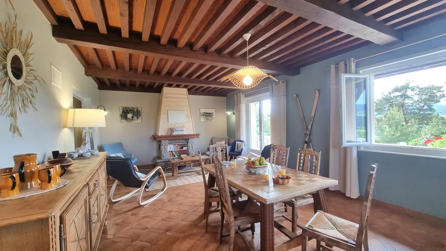 Pièce à vivre : salle à manger - espace salon - accès au balcon.