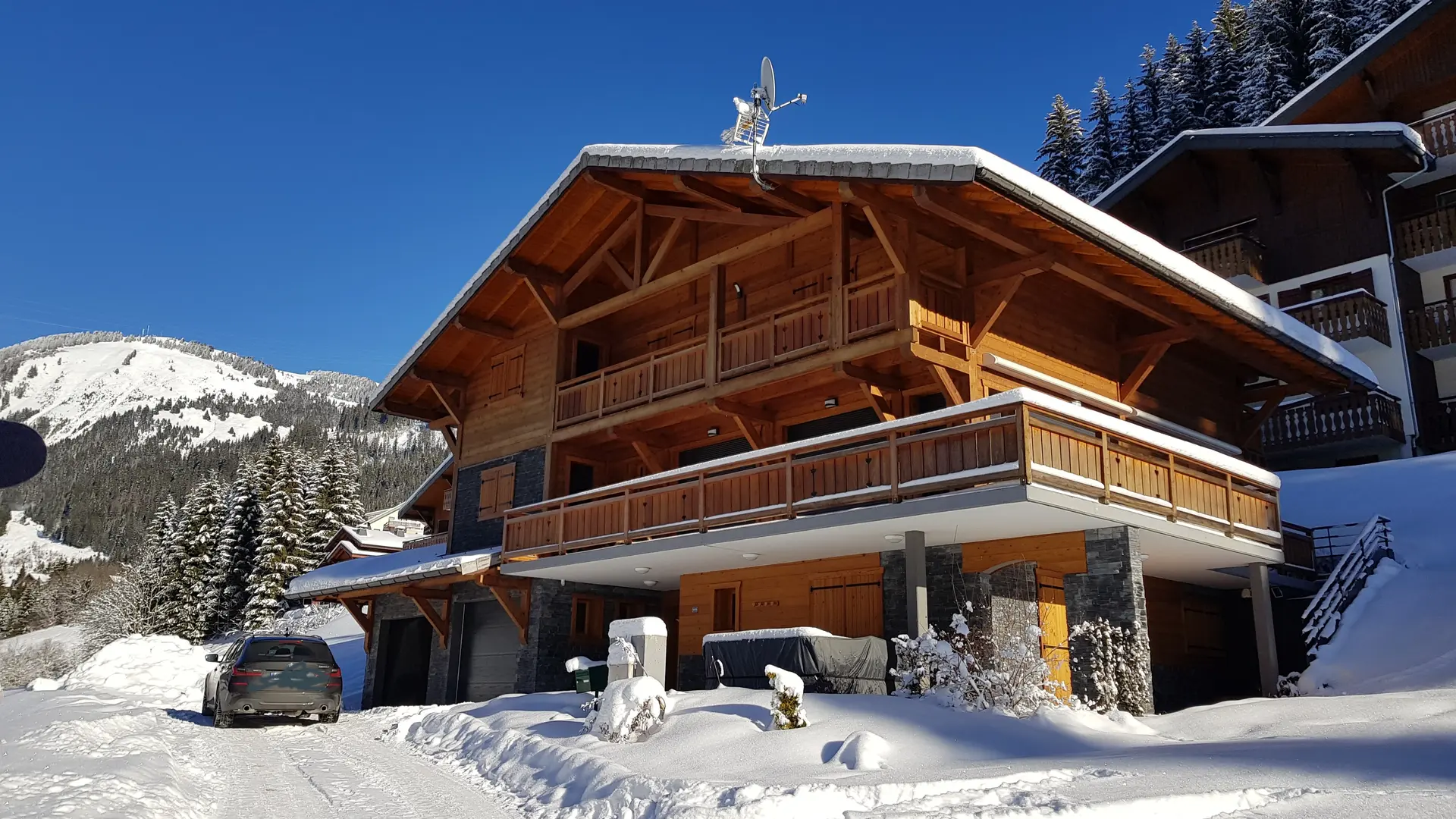 Le chalet sous la neige
