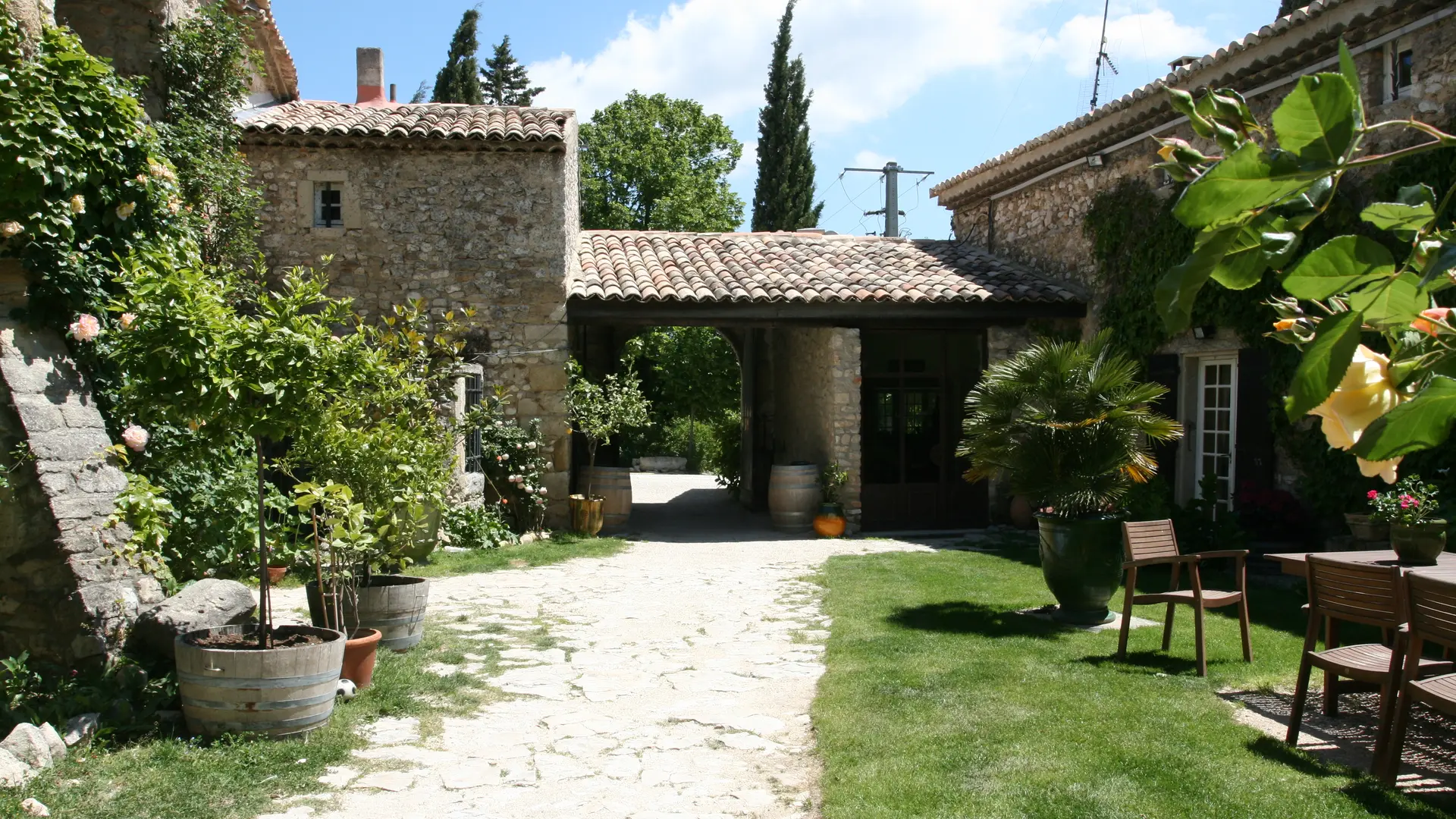 Entrée caveau - Domaine de Grangeneuve