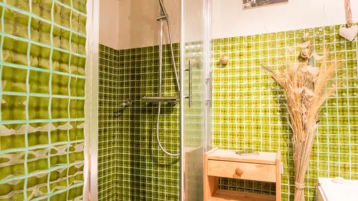 Salle de bains avec douche + baignoire