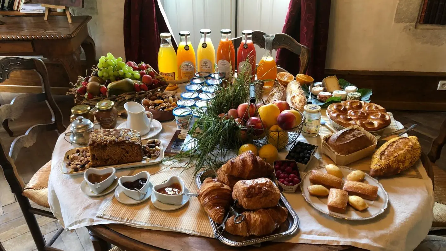 Petit-déjeuner au Domaine du Très-Haut avec des produits frais et locaux.