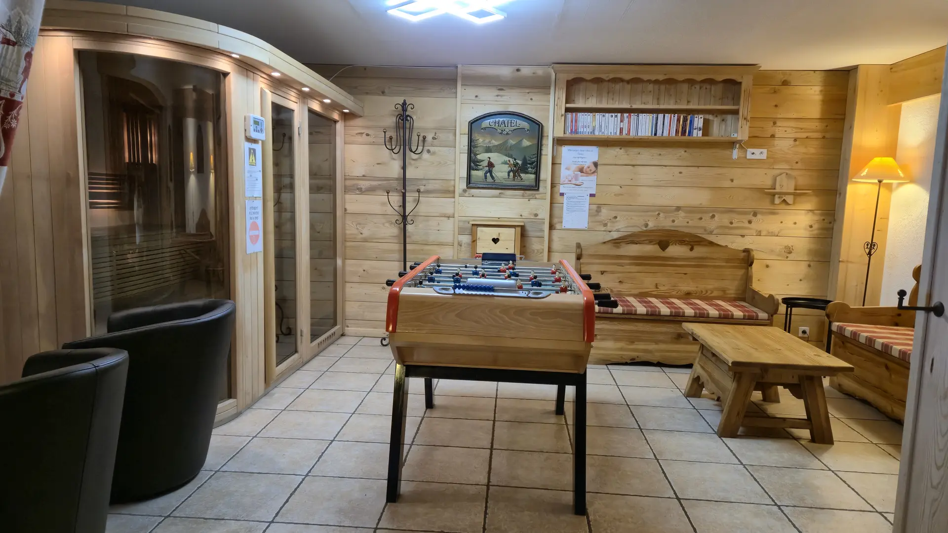 Salle avec babyfoot, sauna