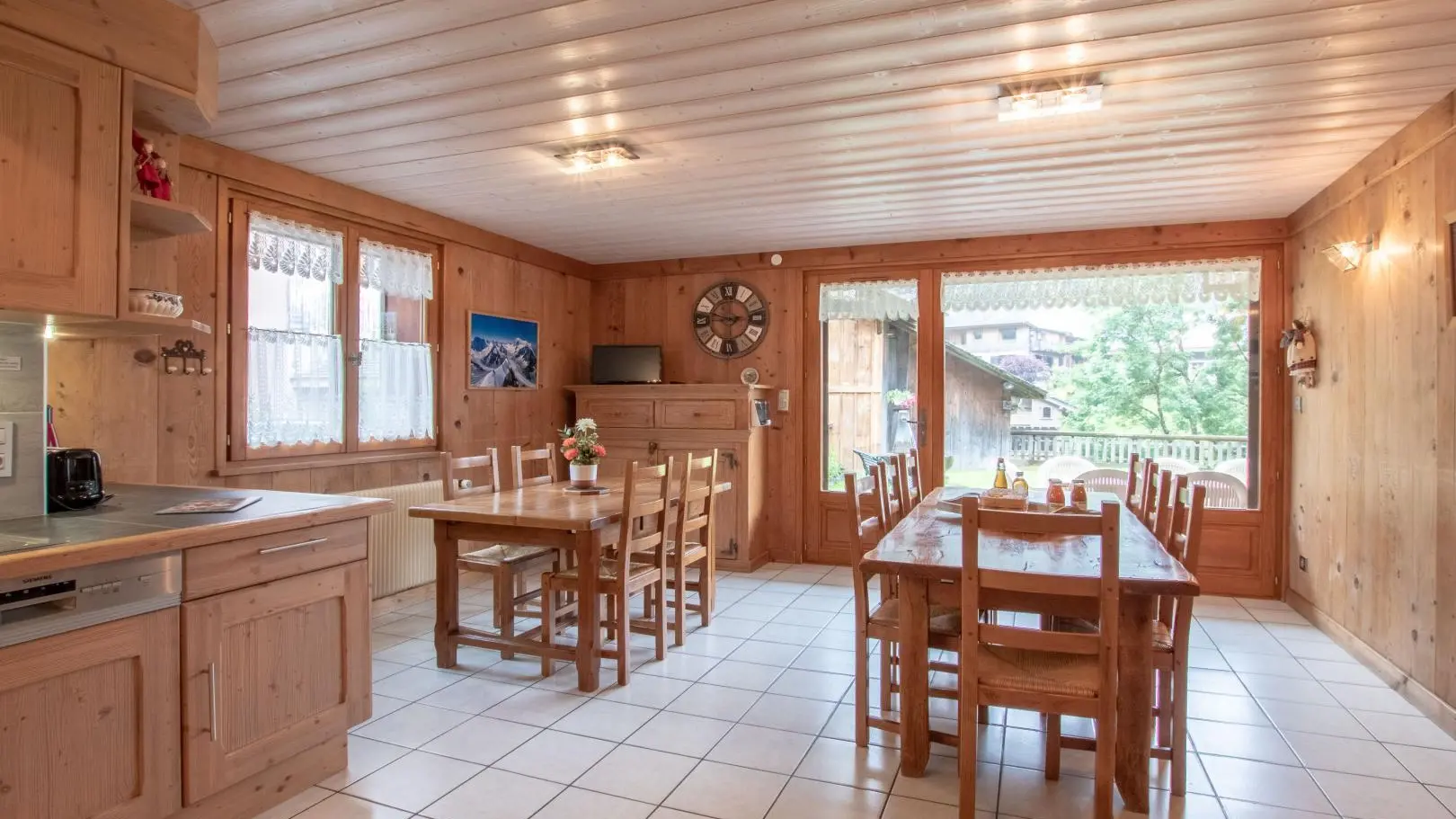 Séjour cuisine avec accès terrasse