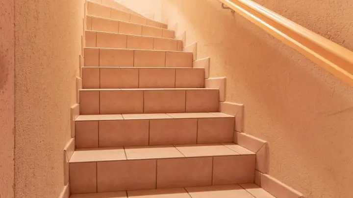 Accès intérieur aux gites Les Cimes et le Lavoir, en contrebas de l'entrée principale