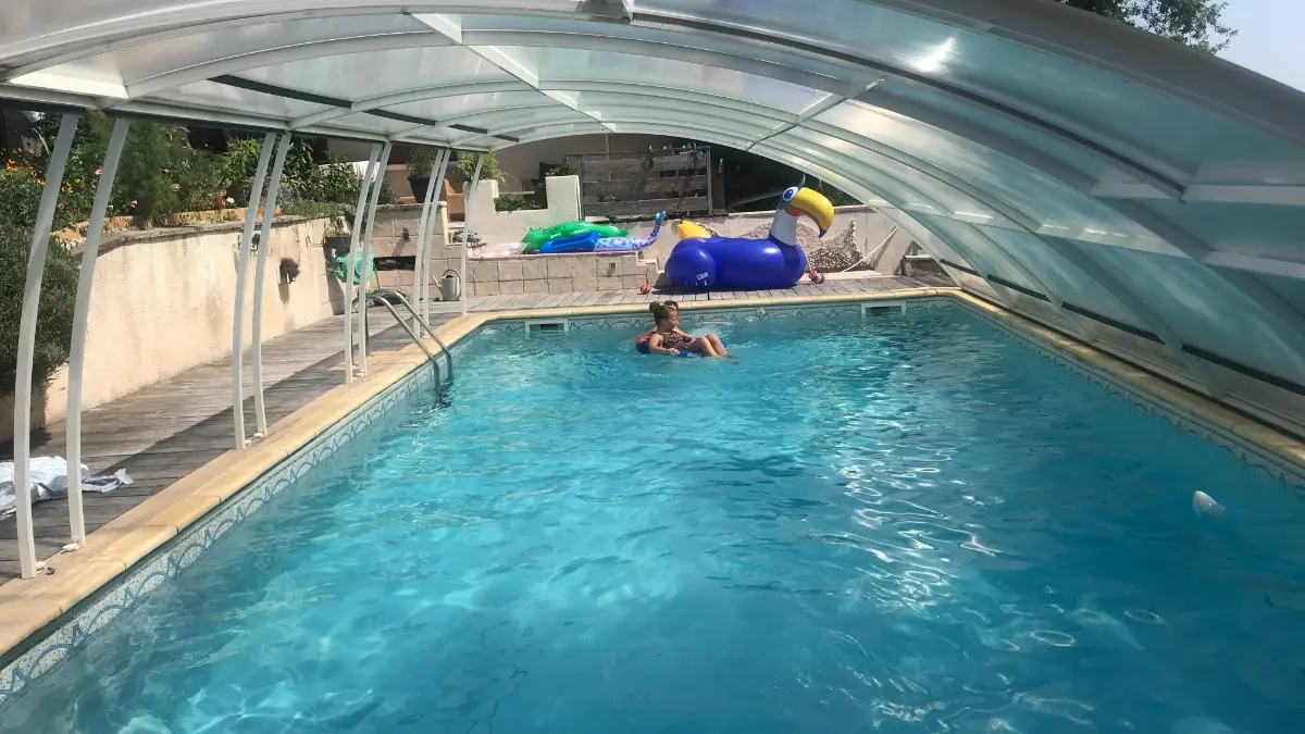 La piscine mesure 5m par 10m. La profondeur varie de 1m à 1,50m.