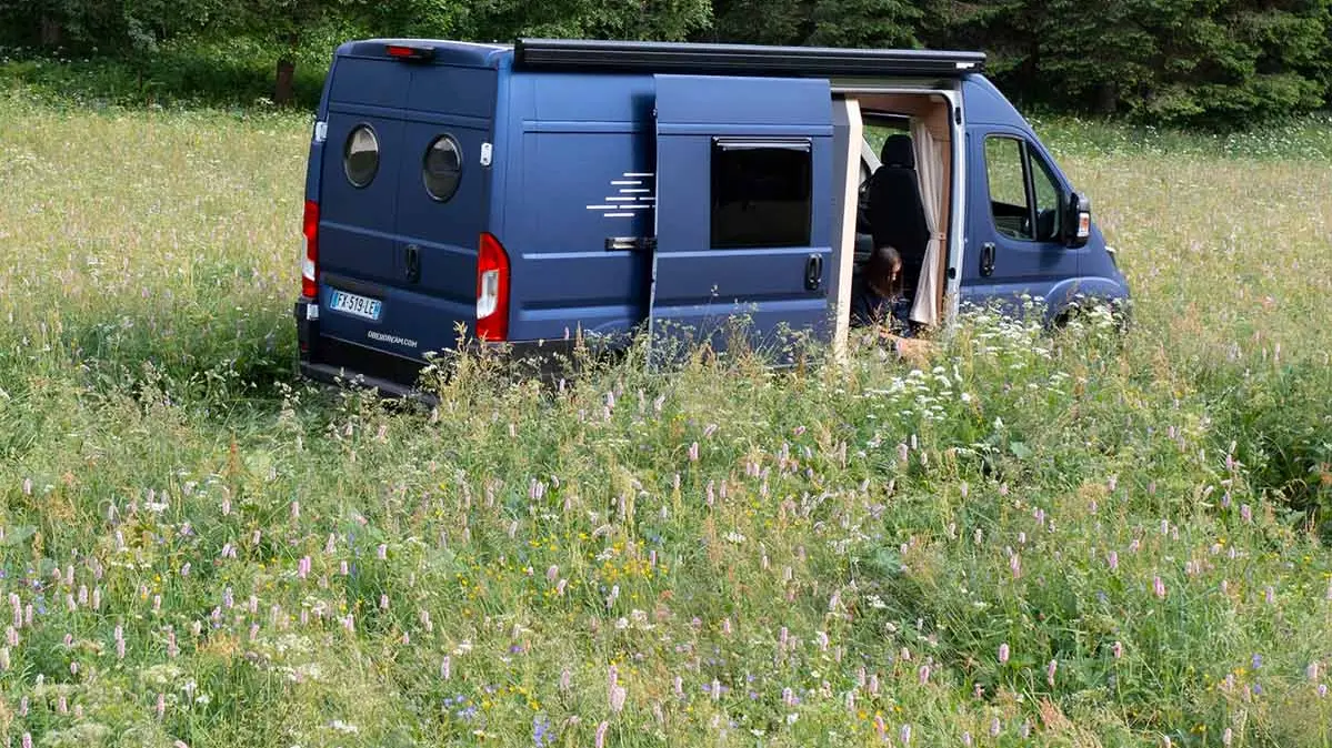 Van en pleine nature