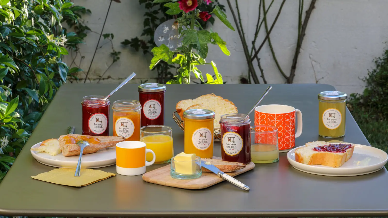 Amigos Del Desayuno - Mesas Con Platos De Desayuno Y Diferentes Tarros De Mermelada LPPC