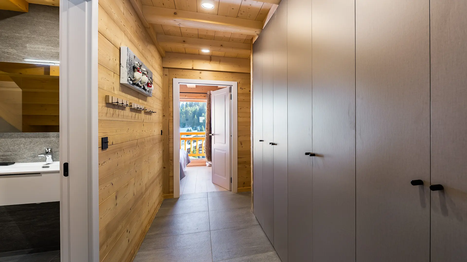 Nombreux rangements dans espace commun