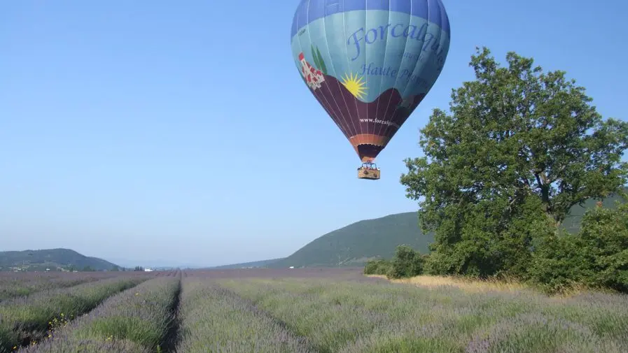 En Provence, partez en montgolfière et revenez en vélo électrique !