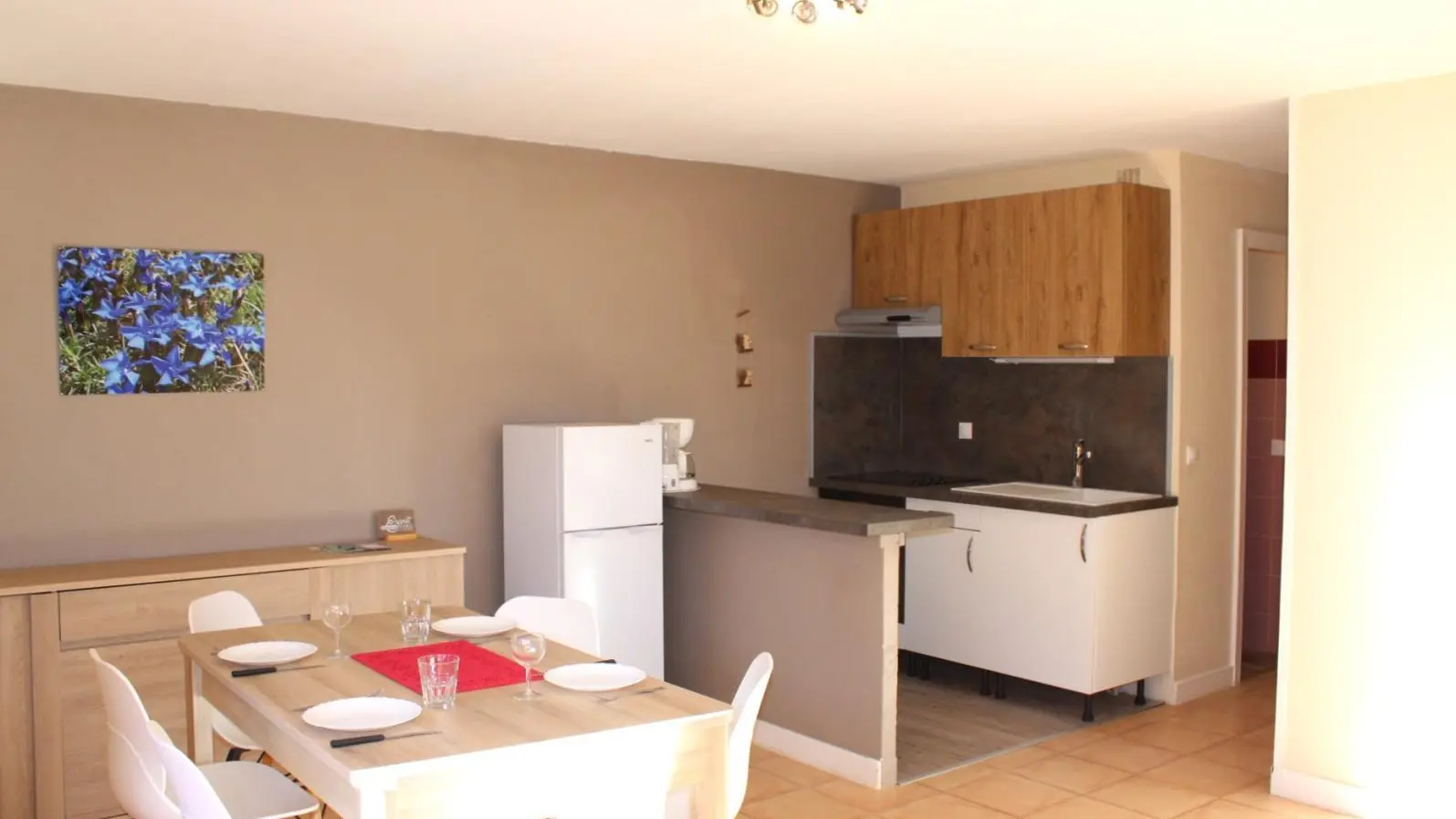 Gîte Les Biches-Espace repas et cuisine-Roubion les Buisses-Gîtes de France des Alpes-Maritimes