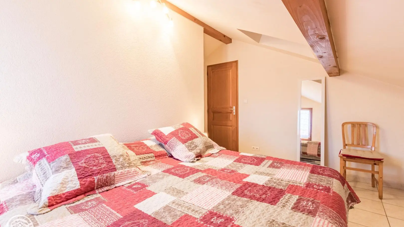 Chambre 1 avec rangements : 2 lits de 90x190cm (pouvant être jumelés)