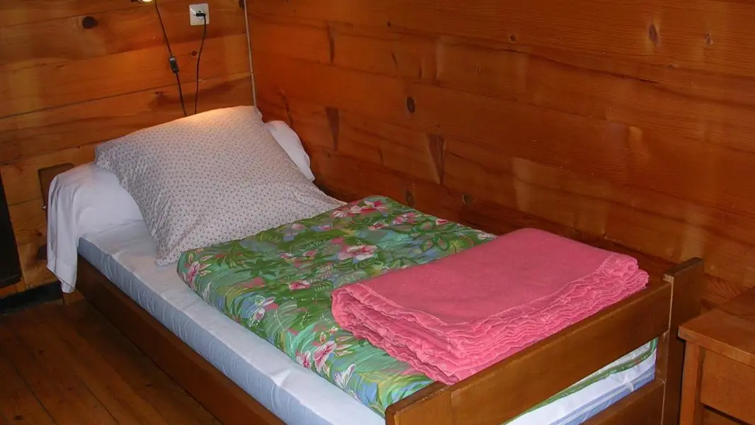 1er étage - petite chambre indépendante, lit 1 personne en 0,80m de largeur