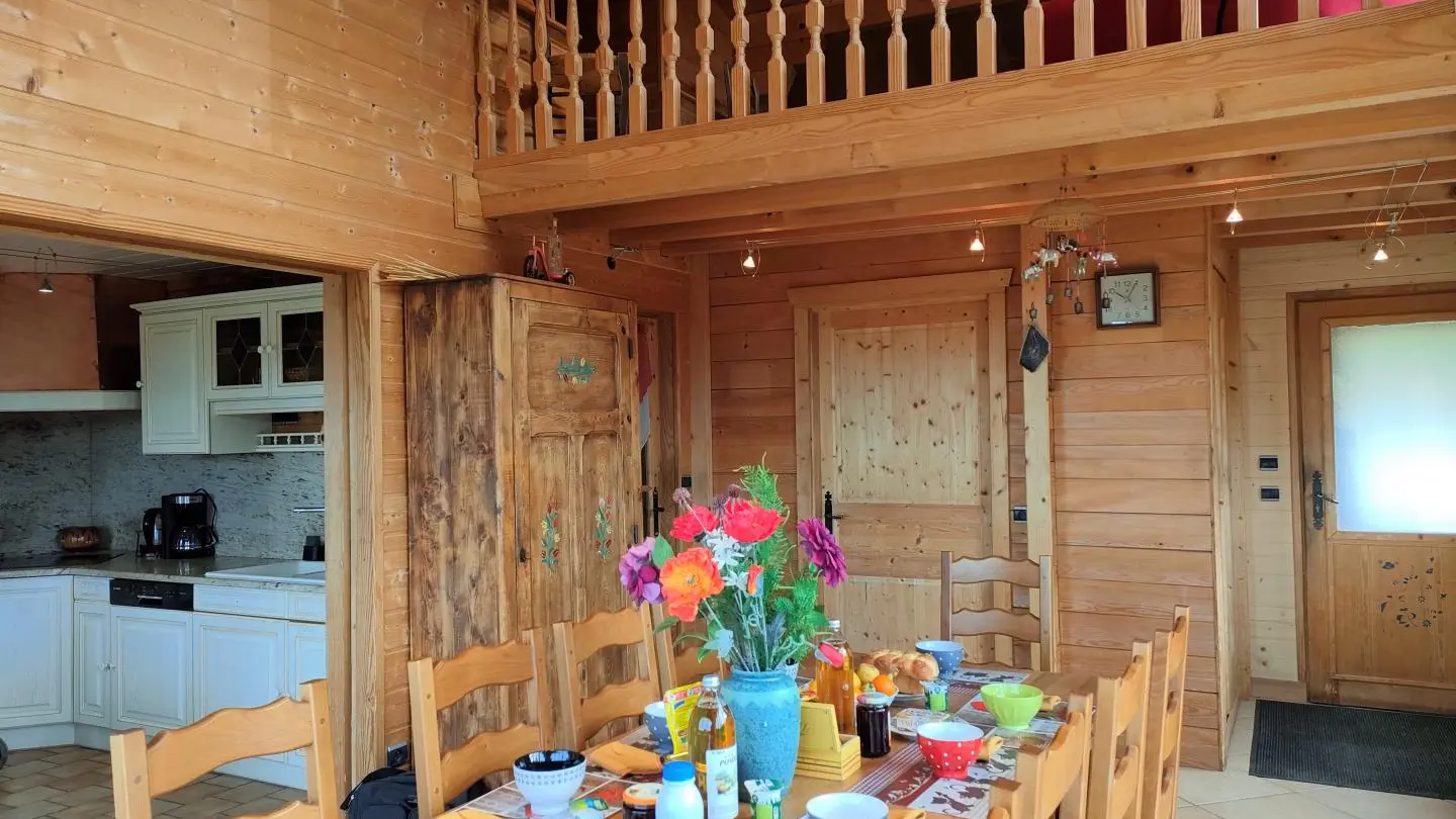 Salle à manger ouverte sur la cuisine intégrée et équipée.