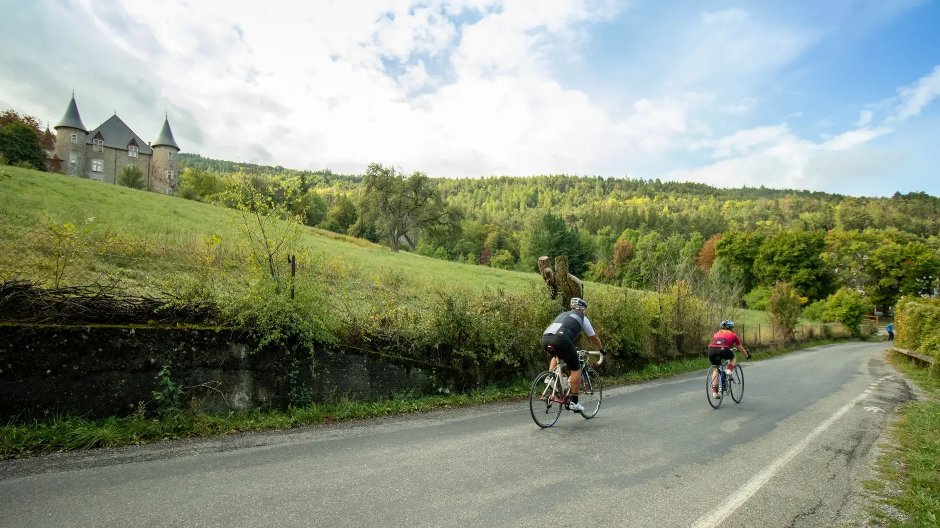 Château de Picomtal surplombant la route