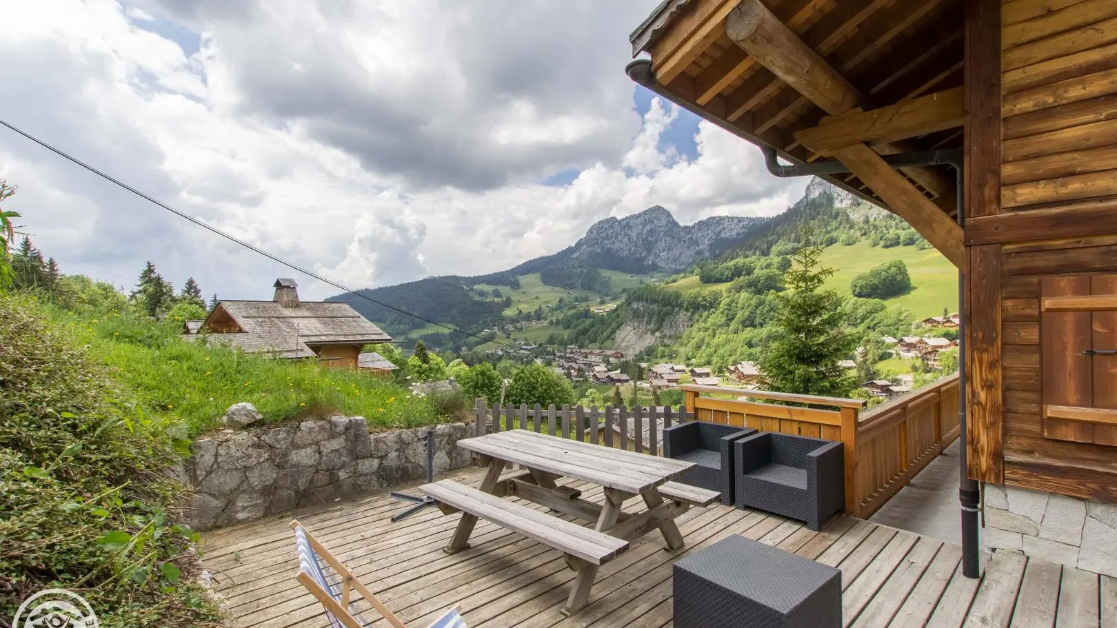 vue d'une partie de la terrasse avec nouveau mobilier depuis.