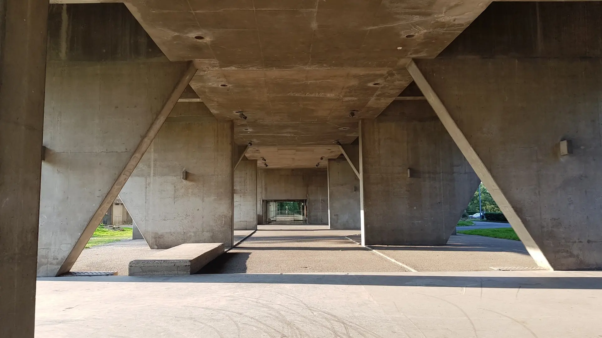 L'entrée sous les pilotis