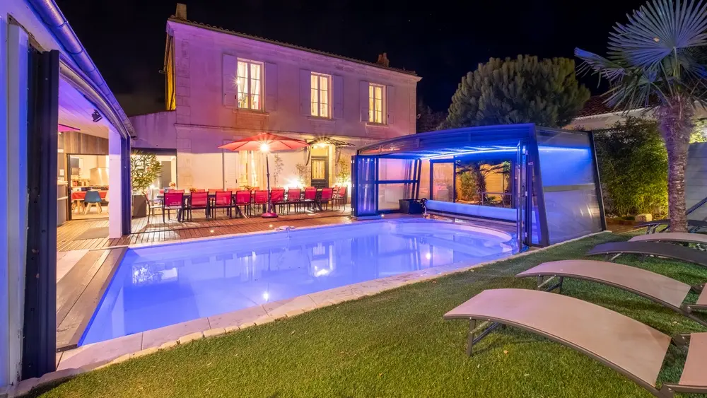 La pisicne et la maison de nuit.