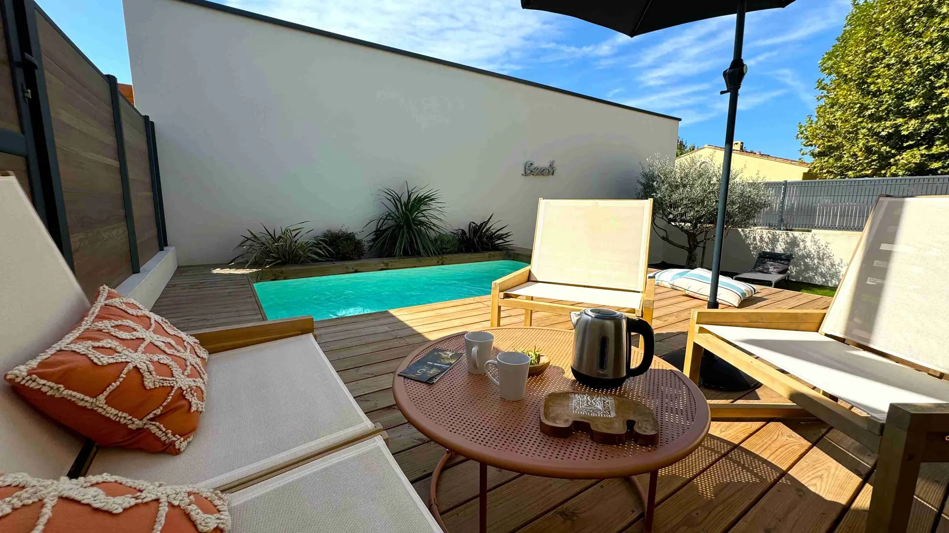 Daya Lodge - Lodge évasion_L'Isle-sur-la-Sorgue terrasse salon de jardin