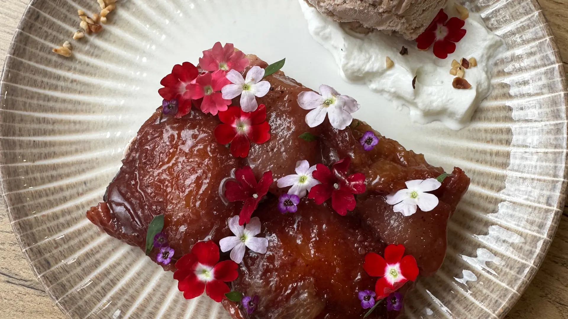 Tatin de prune gourmande, glace maison à la noisette