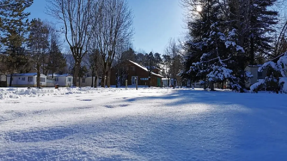 Camping sous la neige