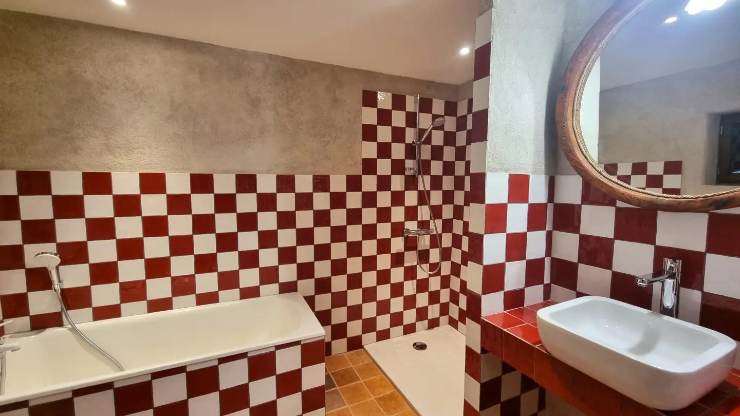 Duplex de Campagne : salle de bains (baignoire et douche).