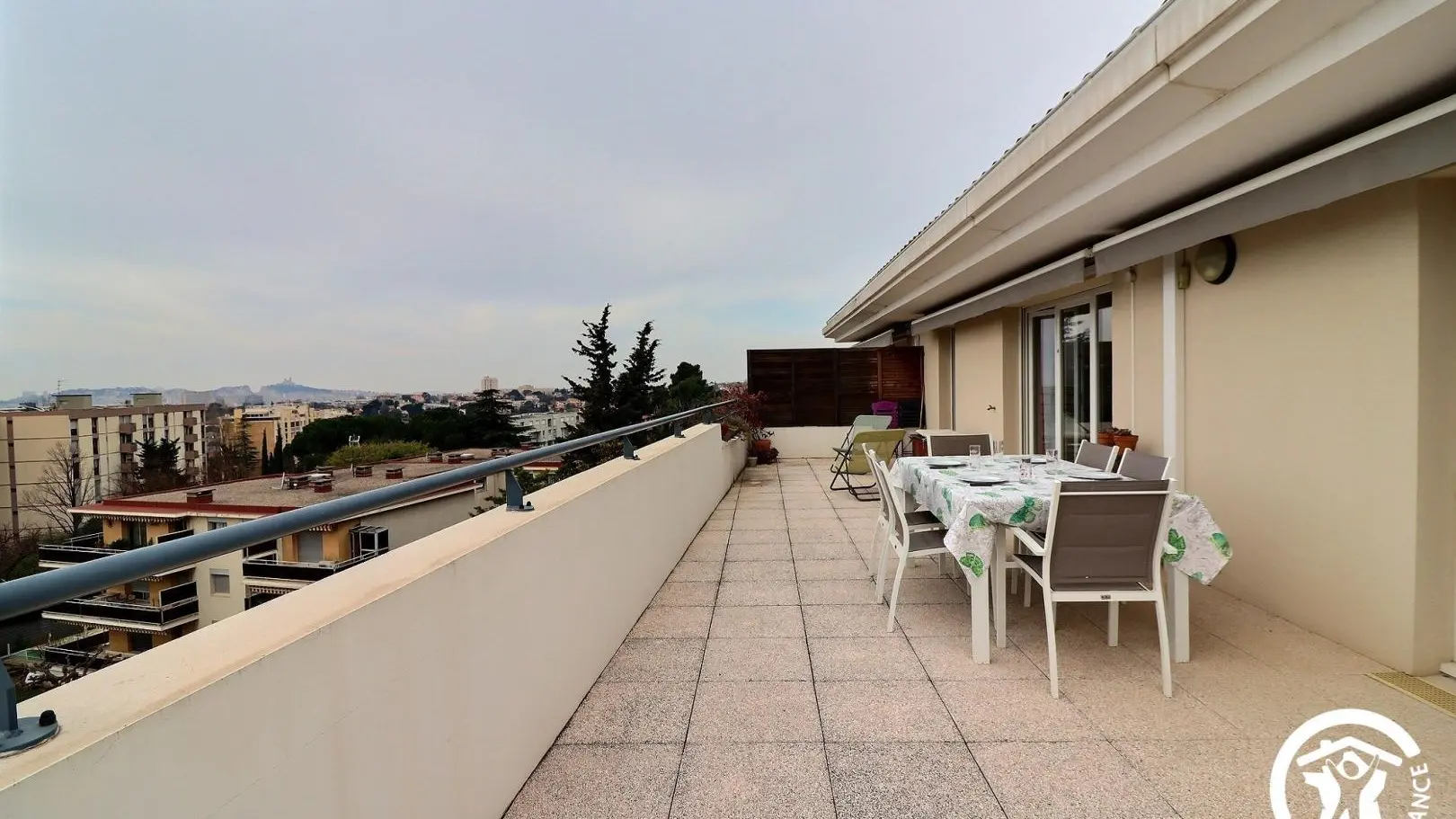 Grande terrasse, avec stores déroulants