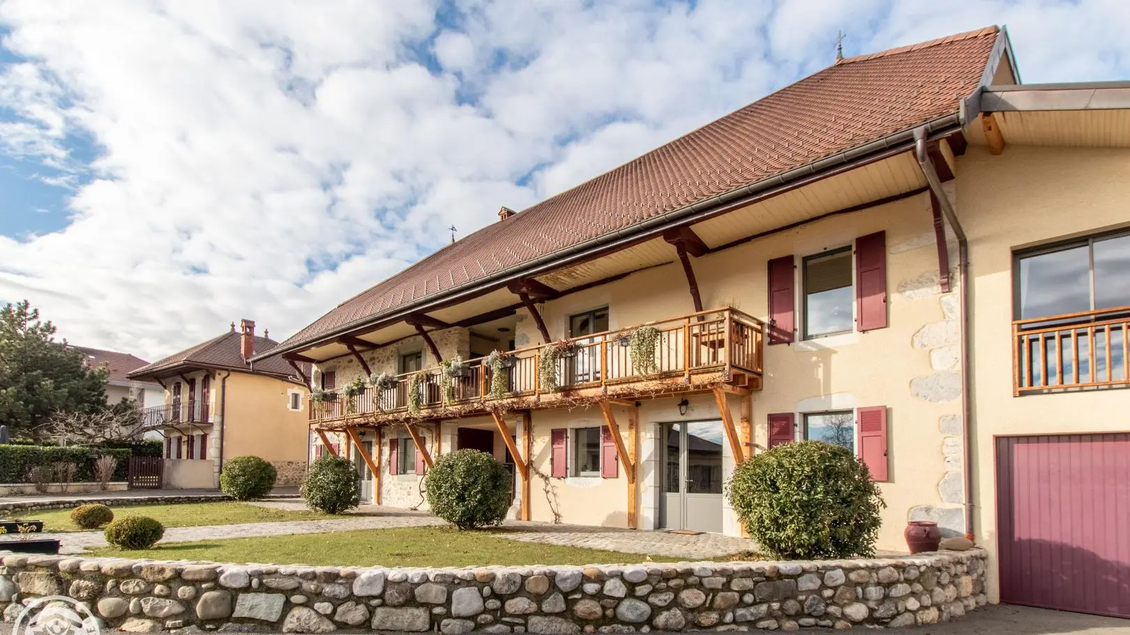 Devant les chambres Le Parmelan et La Mandallaz