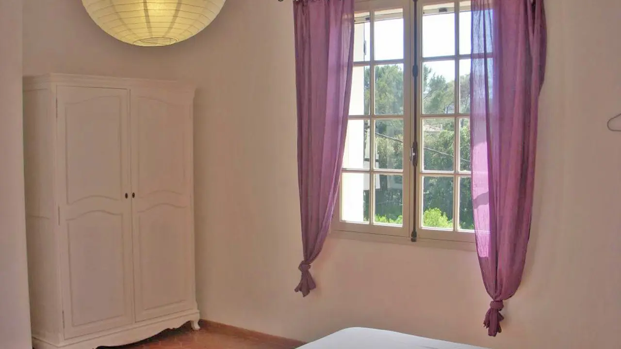 La Grande Chambre Violette (pour 2 Personnes à l'étage)