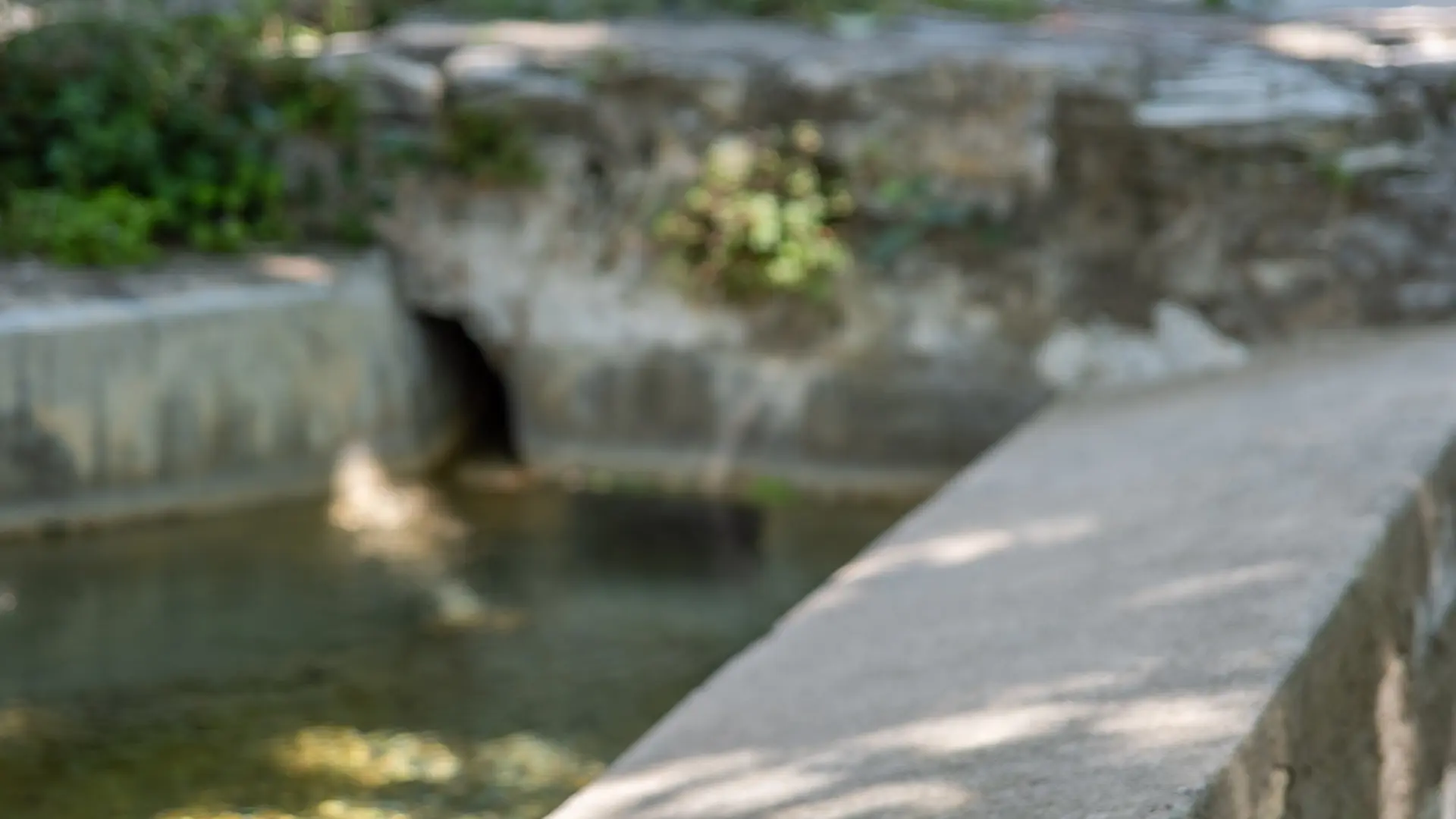 Fontaine et chapeau de paille