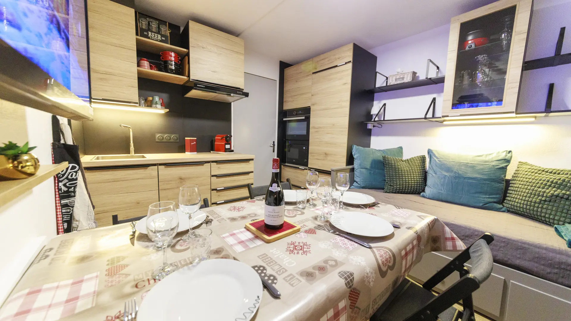 Pièce à vivre avec espace repas, cuisine, salon