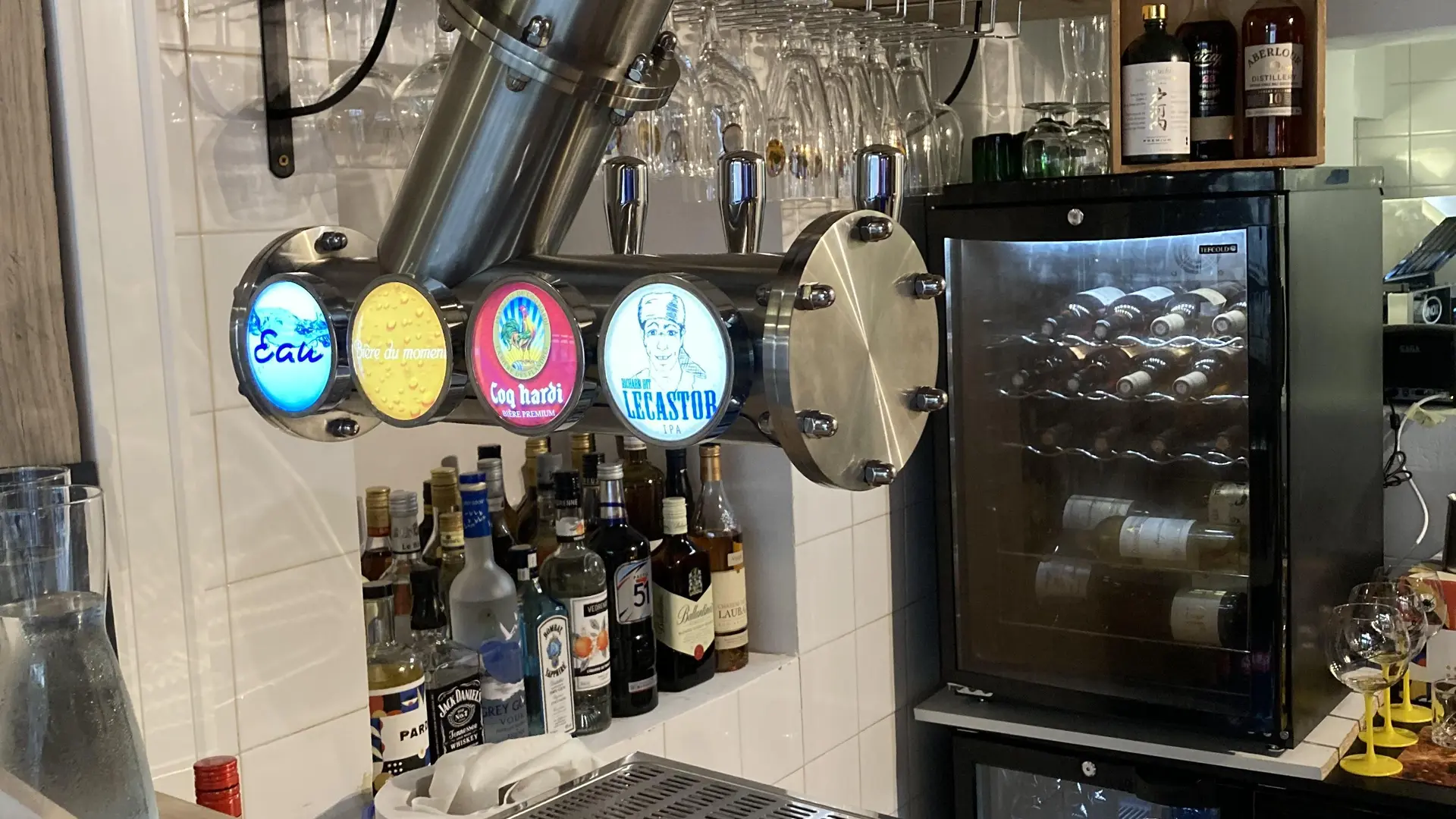 Salle du bar avec les mange-debout