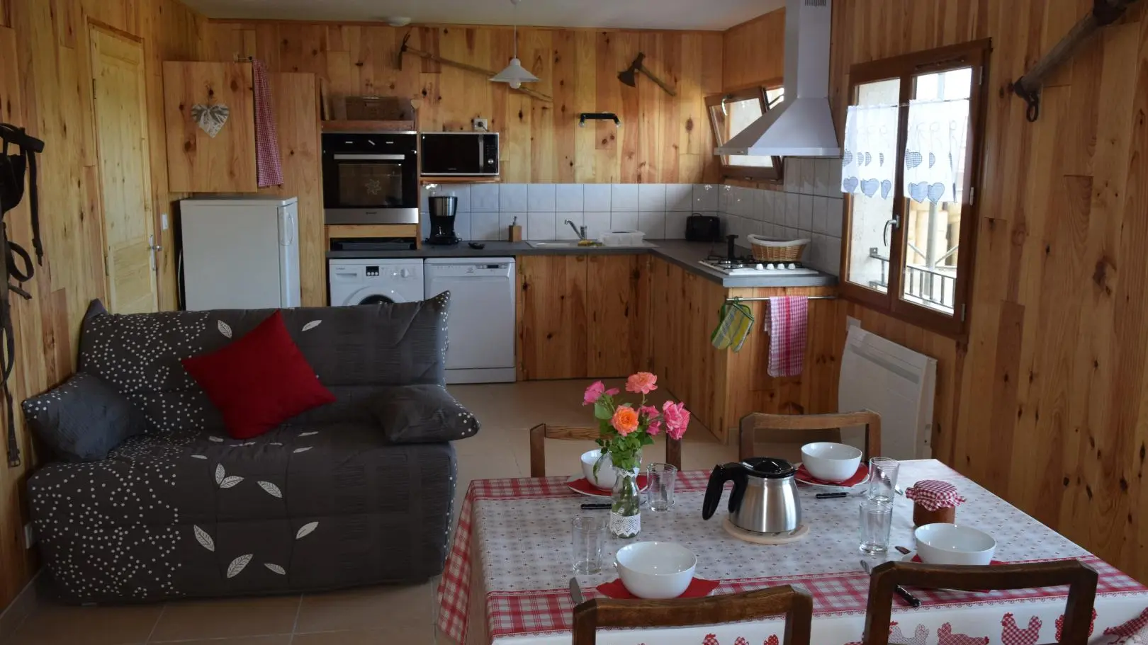 Séjour Cuisine ouvert équipé: Machine à lavé, lave vaisselle, Réfrigérateur, Grille Pain, Cafetière, WIFI......