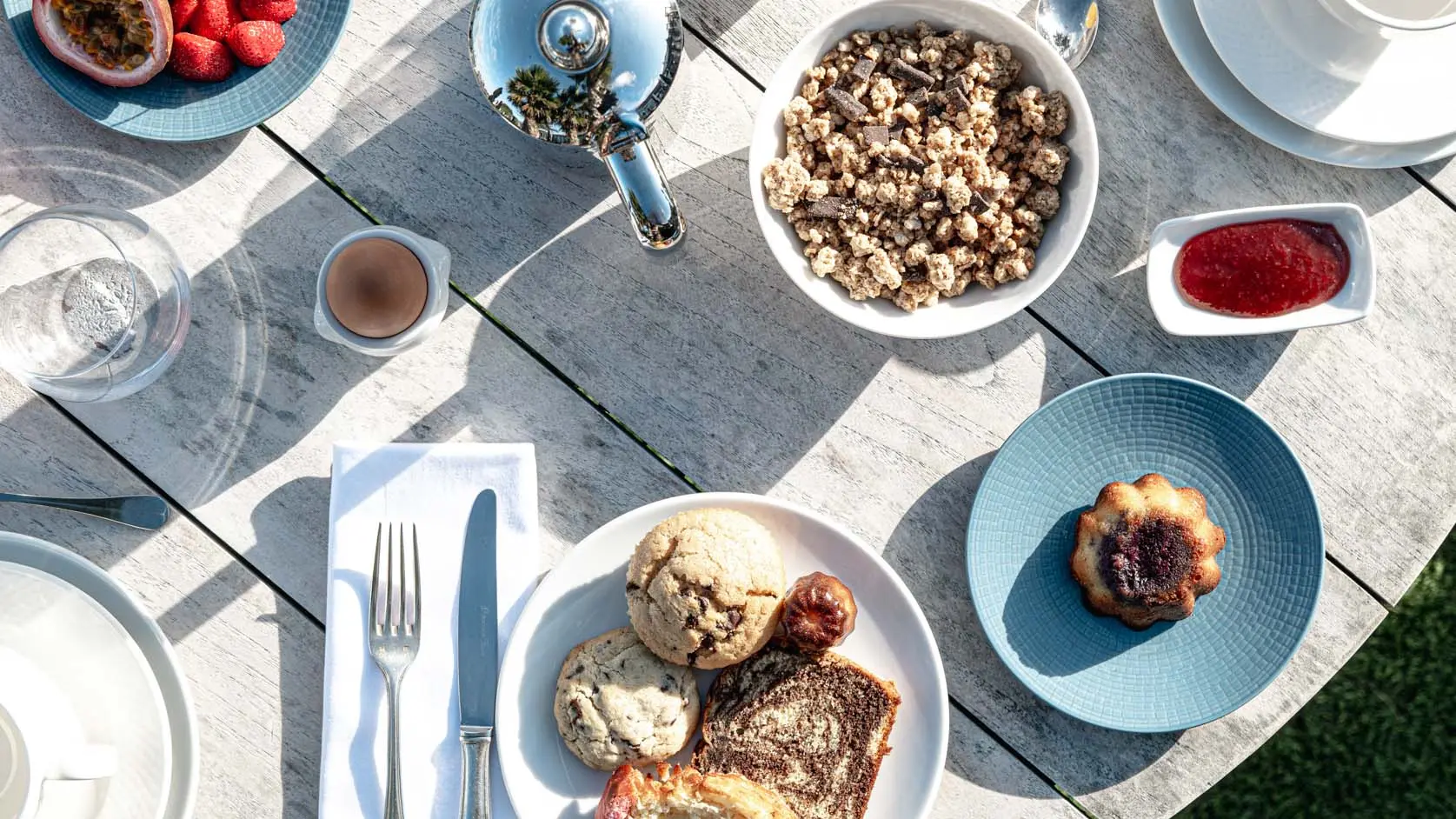 Table at HR Beach Brasserie