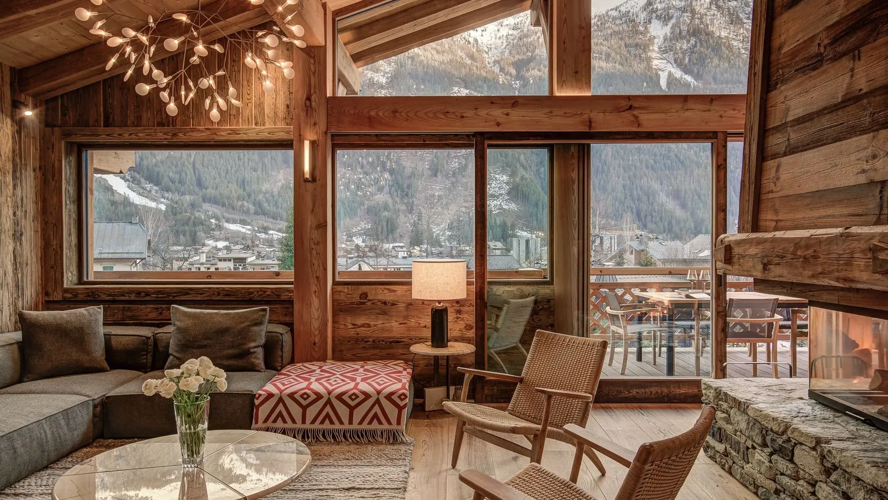 Séjour ouvert avec cheminée et ameublement raffiné.