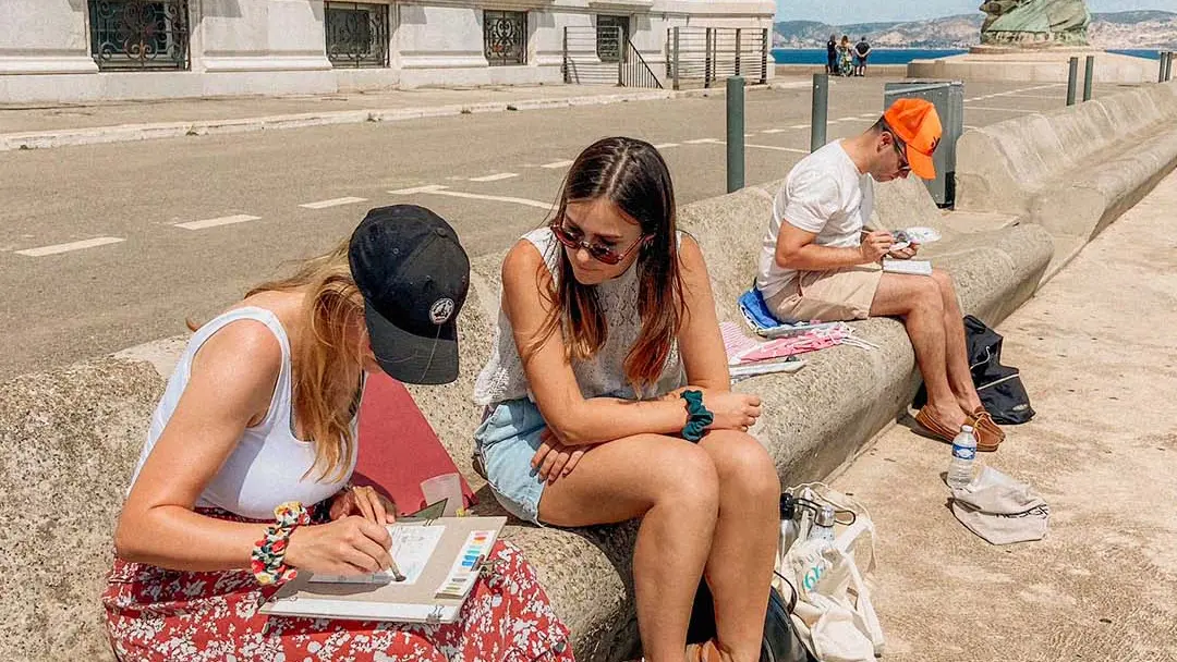 Atelier aquarelle en plein air au cœur des plus beaux sites de Marseille. Ici devant le Palais du Pharo avec vue sur la mer Méditerranée. Nos sessions en petit groupe permettent un accompagnement personnalisé dans une ambiance conviviale. Débutants et intermédiaires, venez créer et partager un moment unique. Réservation sur ateliermanonaubin.fr
