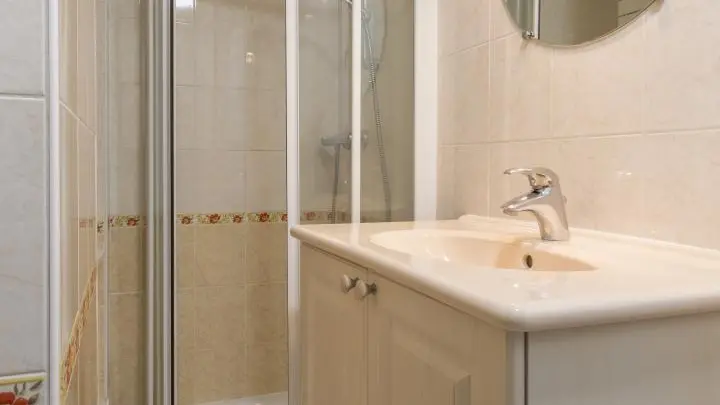 Salle d'eau avec douche et wc