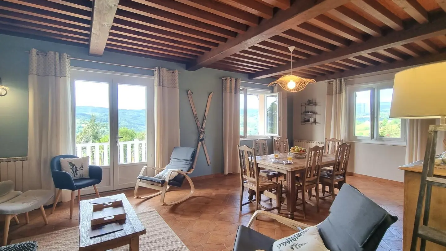 Pièce à vivre : grande salle à manger - espace salon - accès au balcon.